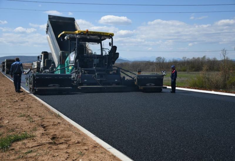 Poddionica Buna-Počitelj dobila završni sloj asfalta - Postavljanje završnog sloja asfalta na poddionici Buna - Počitelj 